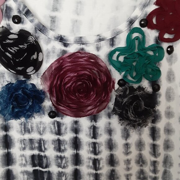 Multiples  Size Small  Black &  White w/Silk Flowers on Neckline Tunic. - Picture 2 of 4